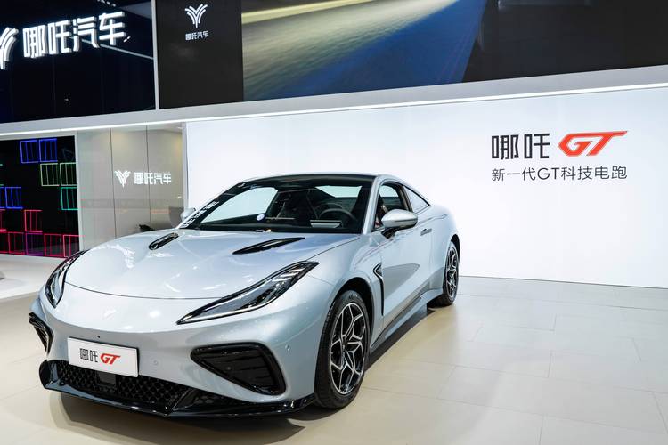 佛山7哪吒汽车在智能汽车领域的表现，领途汽车在新能源汽车市场中的影响力